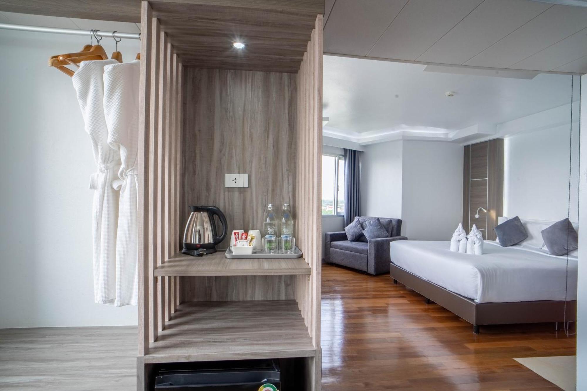 Thong Tarin Hotel Szurin Kültér fotó